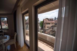 Zimmer mit Fenster und Blick auf einen Balkon in der Unterkunft Apartman Natalija Banja Luka in Banja Luka