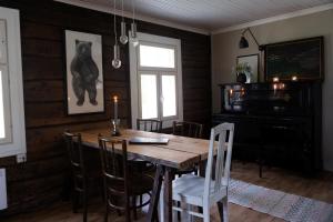 OravisaloHakoniemi的配有木桌椅的餐厅