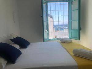 1 dormitorio con 1 cama grande y ventana grande en El Chanchullero, en Agua Amarga