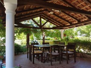 a table and chairs under a wooden pergola at Haus Aurora in Ližnjan