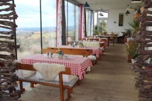 una fila de mesas en un restaurante con vistas en Samenkönig Pschait Handels GmbH, en Gamlitz