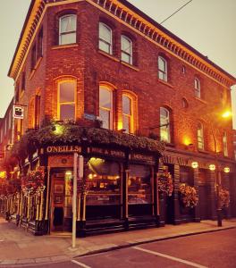 un gran edificio de ladrillo en una calle de la ciudad en O'Neills Victorian Pub & Townhouse en Dublín