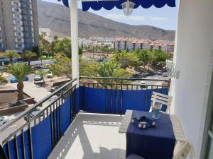 een balkon met een tafel en uitzicht op de stad bij Casa Azul only 200 meters to the beach, free wifi, balcony in Arona