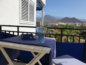 Galeriebild der Unterkunft Casa Azul only 200 meters to the beach, free wifi, balcony in Arona
