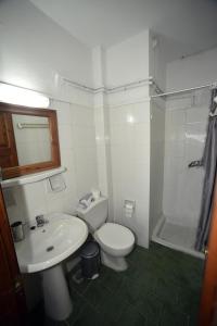 Ванная комната в Olive Press Hotel & Apartments