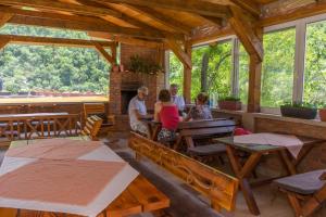 un gruppo di persone seduti a un tavolo in un ristorante di Spa & wellness Villa Garetov Konak a Prolomska Banja