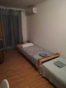 Cama ou camas em um quarto em Oguic apartman