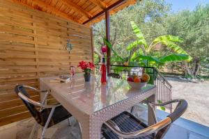 a table and chairs on the porch of a house at Studios Anna in Keri