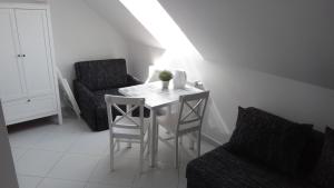 a room with a table and two chairs and a chair at Gaski Na Fali in Gąski
