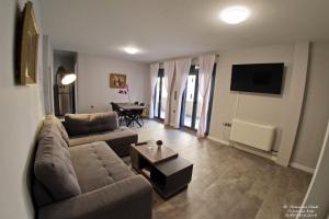 ein Wohnzimmer mit Sofa und Tisch in der Unterkunft Athens Historic Centre Renovated Apartments in Athen