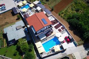uma vista superior de uma casa com piscina em Apartments Julijana em Privlaka