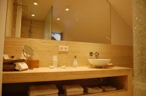 a bathroom with a sink and a mirror at B&B Cottage Sandfort in Zandvoorde