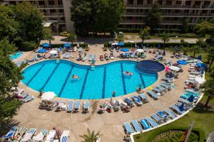 an overhead view of a swimming pool with chairs and people at Park Hotel Perla in Golden Sands