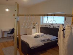 Happy Guests apartment في بوبراد: سرير في غرفة مع سرير بطابقين مع الايجابية