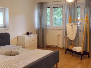 um quarto com uma cama, uma cómoda e janelas em Happy Guests apartment em Poprad