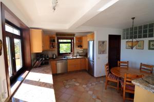 uma cozinha com uma mesa e uma sala de jantar em Villa Escondida em Breña Baja