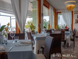Reštaurácia alebo iné gastronomické zariadenie v ubytovaní Hotel Marea