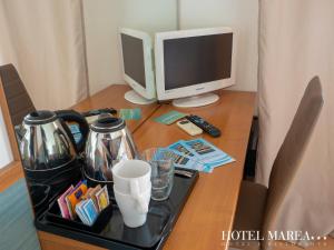 グラードにあるHotel Mareaのデスク(パソコン、モニター付)