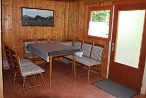- une salle à manger avec une table et des chaises dans l'établissement Chata Brestová,Zuberec, à Zuberec