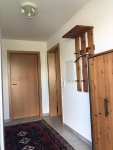 um quarto vazio com uma porta e um tapete em Schwarzwaldidylle em Waldachtal
