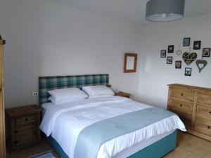 una camera da letto con un grande letto con lenzuola bianche di Casa Umbria a Gubbio