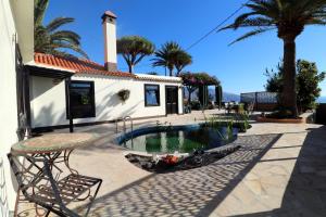 uma casa com uma fonte num pátio em Villa Escondida em Breña Baja