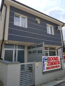 Apartmani Spasic في ليسكوفاتش: منزل أمامه لافته
