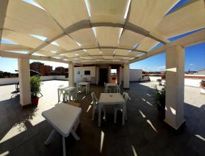 A restaurant or other place to eat at Guest House Roma Express