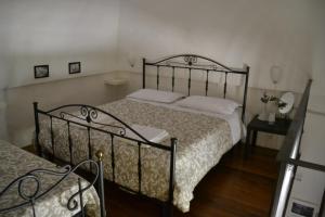 モンタルバーノにあるMasseria 77のベッドルーム1室(ベッド2台、ランプ付きテーブル付)