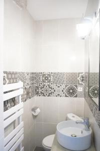 聖西爾克拉波皮的住宿－gite du tourneur，白色的浴室设有水槽和卫生间。