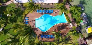 an overhead view of a swimming pool with palm trees at Carayou Hotel & SPA in Les Trois-&Icirc;lets