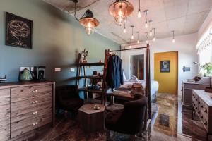 Příslušenství pro přípravu čaje a kávy v ubytování Talbot & Bons Studio Flat