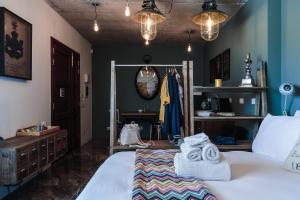 een slaapkamer met een bed met handdoeken erop bij Talbot & Bons Studio Flat in Gudja