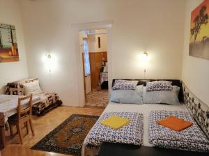 ein kleines Zimmer mit einem Bett und einem Esszimmer in der Unterkunft Garibaldi 5 Apartments & Rooms in Budapest