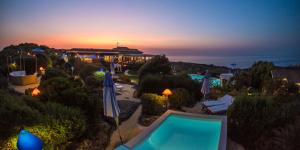 een uitzicht op een resort met een zwembad bij Bajaloglia Resort in Castelsardo