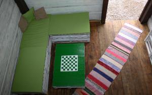 una habitación con una cama verde con un estampado de tablero de ajedrez en Robinson camp "Zeleni mir", en Josipdol