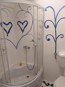 Ett badrum på Casa MILOS SI FIUL