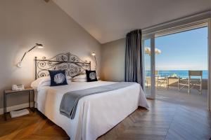 a bedroom with a bed with a view of the ocean at Hotel Continental in Santa Margherita Ligure