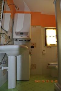 a bathroom with a sink and a toilet at B&B La vecchia quercia Home Restaurant in Fornovo di Taro