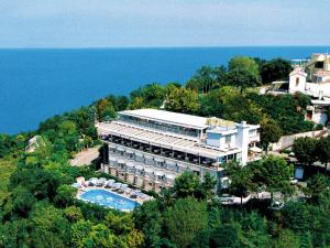 uma vista aérea de um hotel com uma piscina em Hotel Posillipo em Gabicce Mare