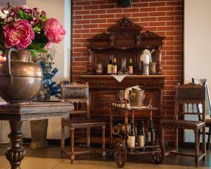 una habitación con una mesa y algunas botellas de vino en Ostrova Holiday Village, en Beli Osŭm