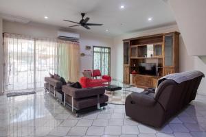 ein Wohnzimmer mit Sofa, Sesseln und Fernseher in der Unterkunft Gunung View Homestay 10 to 12 pax near Sunway Tambun in Ipoh