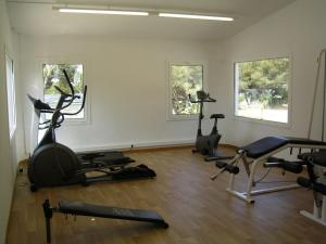 un gimnasio con varias cintas de correr y bicicletas estáticas en Càmping Kanguro, en Sant Pol de Mar