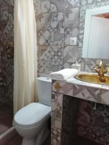 un bagno con un water e un lavandino di C & A House a Città di Corfù Altre 10 foto