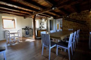a kitchen and dining room with a wooden table and chairs at El Pontón de Lanchares in Lanchares