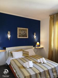 una camera da letto con un grande letto con pareti blu di Residenza le dimore 3 a Verona