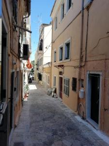 un vicolo in un centro storico con edifici di C & A House a Città di Corfù