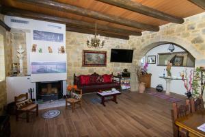 - un salon avec un canapé et une cheminée dans l'établissement Mansion Rokka with BBQ and Fireplace, à Kíssamos