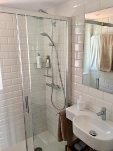 La salle de bains est pourvue d'une douche et d'un lavabo. dans l'établissement Ses Terrasses, à Cadaqués