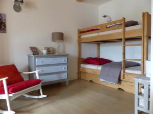 מיטה או מיטות קומותיים בחדר ב-Montagne attitude
